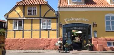 Erleben Sie den erhaltenen historischen Charme des Hotels Klostergaarden, das im Herzen von Allinge liegt und einen Aufenthalt mit zeitlosem Charme bietet.