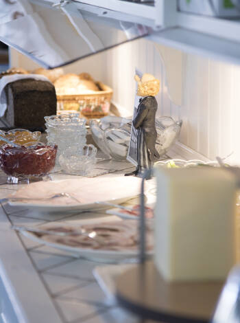Genießen Sie das köstliche Frühstücksbuffet im Hotel Klostergaarden, das jeden Morgen mit frischen, lokalen Produkten einen echten Bornholmer Geschmack bietet.