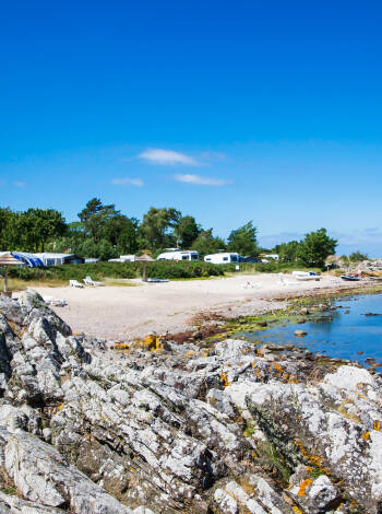 Hotel Klostergaarden ligger endast en kort promenad från Næs Strand, där ni kan njuta av havets lugn.