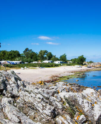Hotel Klostergaarden ligger bare en kort spasertur fra Næs Strand, slik at du enkelt kan nyte havets ro.