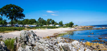 Hotel Klostergaarden ligger bare en kort spasertur fra Næs Strand, slik at du enkelt kan nyte havets ro.