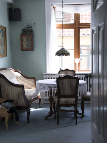 Hotellets historiskt präglade faciliteter erbjuder en perfekt miljö för eftermiddagsprat och möten med andra gäster.