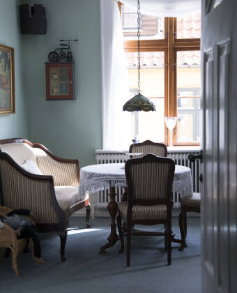 Die historischen Gemeinschaftsräume des Hotels bieten den perfekten Rahmen für nachmittägliche Gespräche und Begegnungen mit anderen Gästen, umgeben von Geschichte.