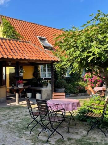 Njut av en gratis flaska Prosecco på Hotel Klostergaardens fridfulla innergård och förgyll din vistelse med en touch av lyx.