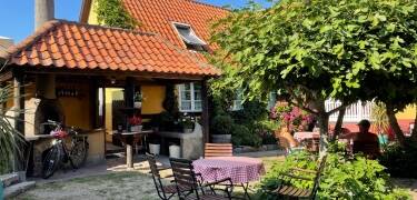 Genießen Sie eine kostenlose Flasche Prosecco im ruhigen Innenhof des Hotels Klostergaarden, um Ihren Aufenthalt mit einem Hauch von Luxus zu bereichern.