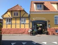 Erleben Sie den erhaltenen historischen Charme des Hotels Klostergaarden, das im Herzen von Allinge liegt und einen Aufenthalt mit zeitlosem Charme bietet.