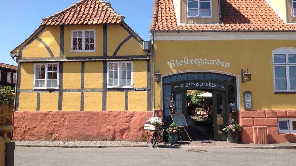 Opplev den bevarte historiske sjarmen på Hotel Klostergaarden, som ligger i hjertet av Allinge og tilbyr et opphold med tidløs sjarm.