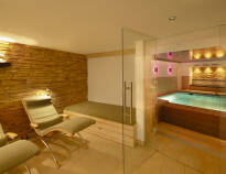 Wellnessområdet med pool og sauna lover afslapning for krop og sjæl.