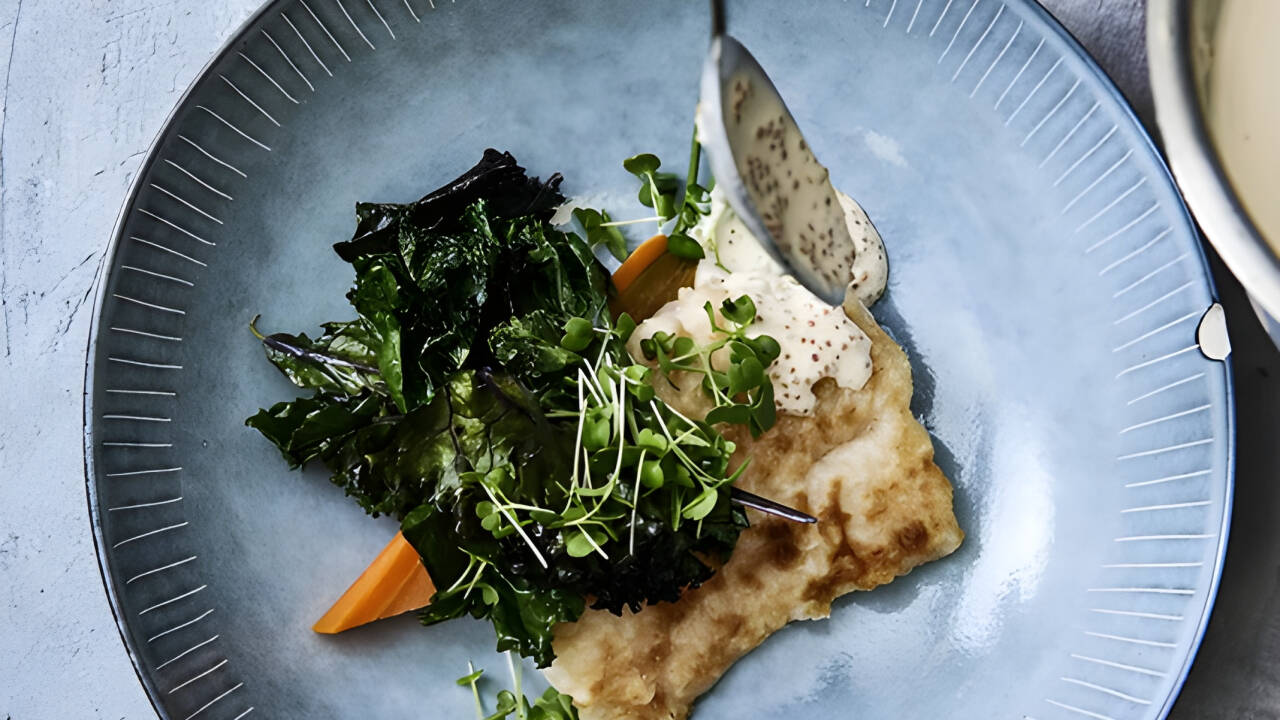 Kjøkkenet jobber kompromissløst med sesongens lokale råvarer, og lar landskapet rundt hotellet bli til smaker på tallerkenen din.