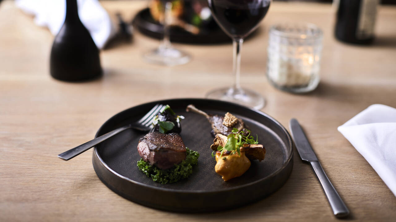 Kjøkkenet jobber kompromissløst med sesongens lokale råvarer, og lar landskapet rundt hotellet bli til smaker på tallerkenen din.