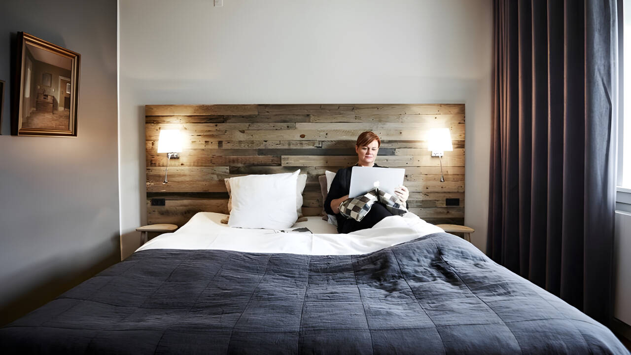 Slapp av på rommene i nordisk stil, innredet med bærekraft og komfort i fokus.