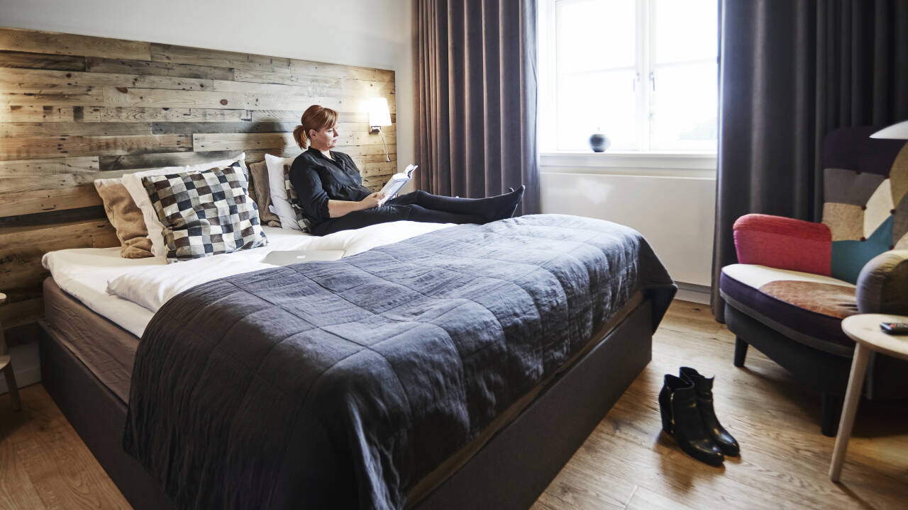 Slap af på værelserne, der er indrettet i nordisk stil med fokus på komfort og bæredygtighed.