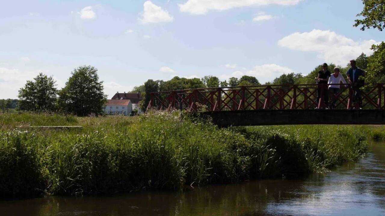 Med elv, enger og turstier rett utenfor døren kommer roen helt naturlig her.