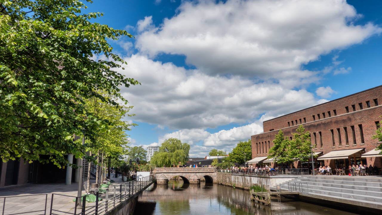 Bare noen få kilometer unna kan du rusle gjennom Vejles livlige sentrum med kafeer, butikker og utsikt over vannet.