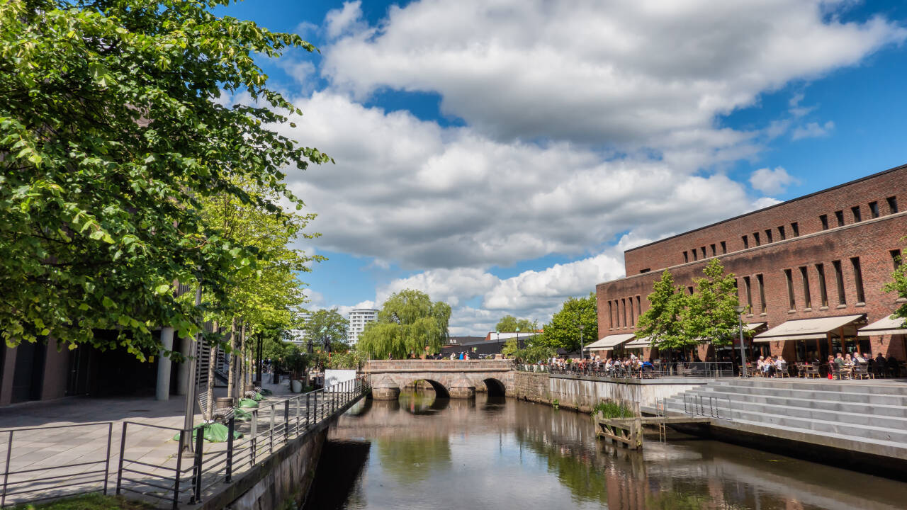 Bare noen få kilometer unna kan du rusle gjennom Vejles livlige sentrum med kafeer, butikker og utsikt over vannet.