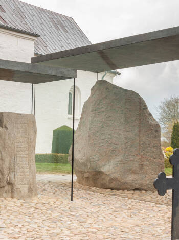 Att bo här innebär närhet till Jellingestenarna, ett av Danmarks viktigaste historiska minnesmärken.