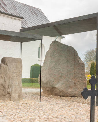 Et ophold her bringer dig tæt på Jellingstenene, et af Danmarks vigtigste historiske mindesmærker.