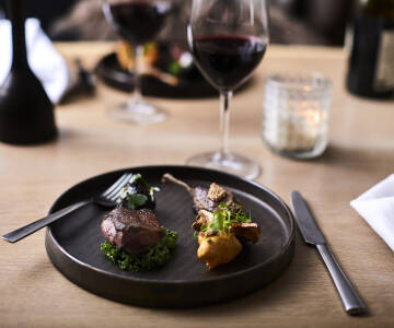 Kjøkkenet jobber kompromissløst med sesongens lokale råvarer, og lar landskapet rundt hotellet bli til smaker på tallerkenen din.