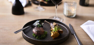 Køkkenet arbejder kompromisløst med sæsonens lokale råvarer og forvandler naturen omkring hotellet til smagsoplevelser på tallerkenen.