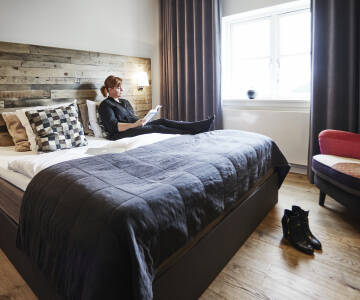 Slap af på værelserne, der er indrettet i nordisk stil med fokus på komfort og bæredygtighed.