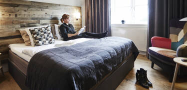 Entspannen Sie in den nordisch gestalteten Zimmern, die Wert auf Nachhaltigkeit und Komfort legen.