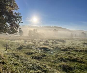 Med ån, ängarna och vandringsleder precis utanför dörren kommer avkopplingen naturligt här.