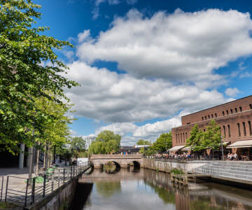 På bara några kilometer kan du promenera genom Vejles livliga centrum med caféer, butiker och vyer mot vattnet.