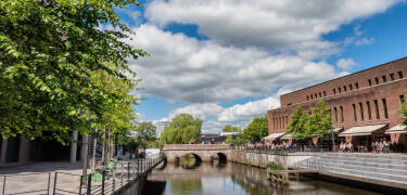 Vejles livlige centrum med caféer og butikker ligger blot få kilometer fra Haraldskær.