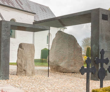 Et ophold her bringer dig tæt på Jellingstenene, et af Danmarks vigtigste historiske mindesmærker.