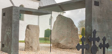 Att bo här innebär närhet till Jellingestenarna, ett av Danmarks viktigaste historiska minnesmärken.