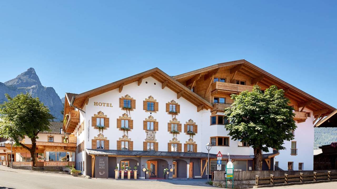 Hotellets traditionelle alpestil og moderne design skaber perfekt harmoni i bjerglandskabet.