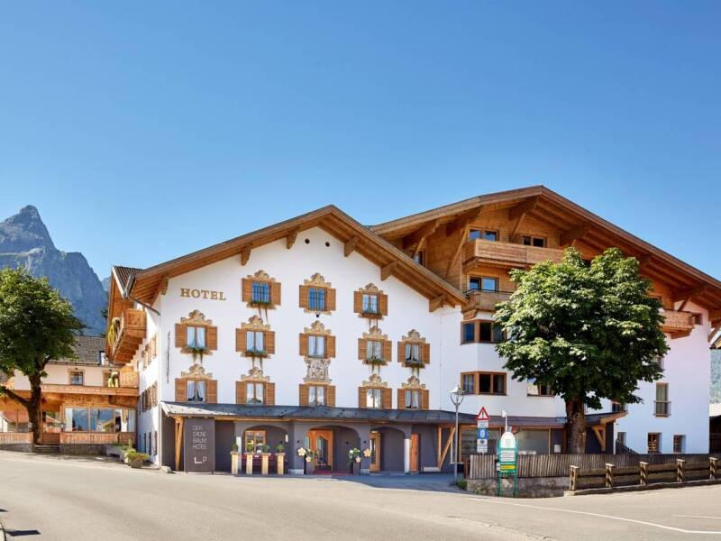 Hotellets traditionelle alpestil og moderne design skaber perfekt harmoni i bjerglandskabet.
