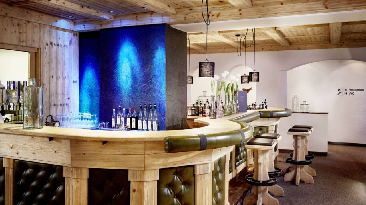 Hotelbaren tilbyder et eksklusivt udvalg af drikkevarer, inklusiv fine whiskyer, gin og rom.