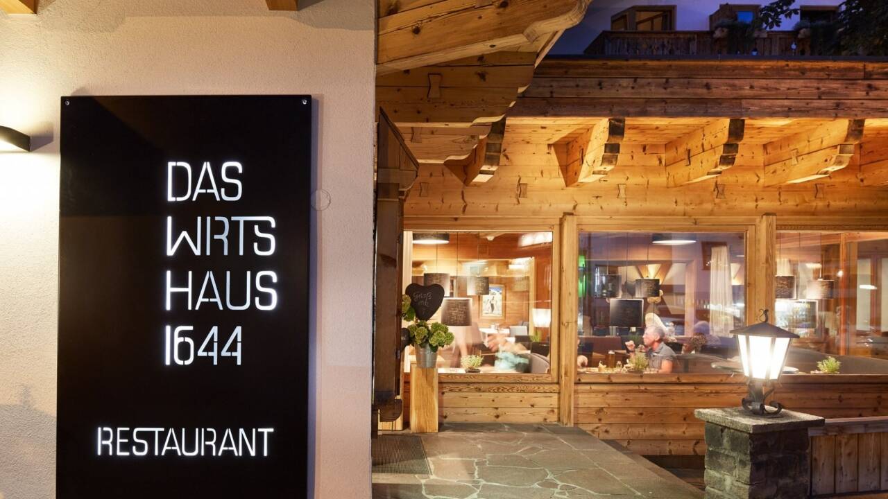 Nyd regionale og internationale retter i den autentiske alpeatmosfære på restaurant DAS WIRTSHAUS 1644.