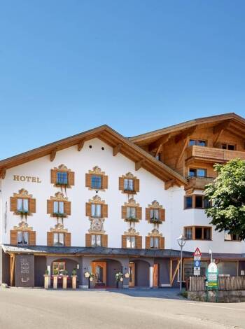 Hotellets traditionella alpstil och moderna design skapar harmoni mitt i bergsmiljön.