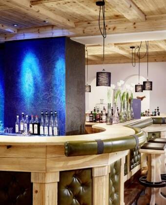 Die Hotelbar bietet eine exklusive Auswahl an Getränken – darunter edle Whiskys, Gins und Rums.