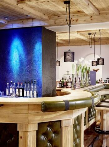 Hotellbaren erbjuder ett exklusivt urval av drycker, däribland fina whiskys, gin och rom.