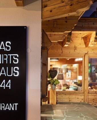 Kosten Sie regionale und internationale Speisen im authentischen Ambiente des Restaurants DAS WIRTSHAUS 1644.