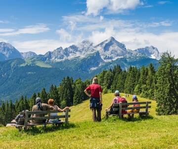 Wandern Sie in alpiner Umgebung und genießen Sie die Nähe zur Natur inmitten der Berge.