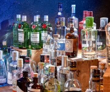 Die Hotelbar bietet eine exklusive Auswahl an Getränken – darunter edle Whiskys, Gins und Rums.