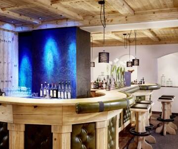 Die Hotelbar bietet eine exklusive Auswahl an Getränken – darunter edle Whiskys, Gins und Rums.
