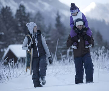 Erleben Sie winterliche Abenteuer mit der Familie in alpiner Umgebung.