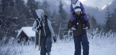 Erleben Sie winterliche Abenteuer mit der Familie in alpiner Umgebung.