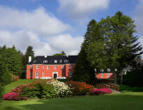 Sinatur Hotel Skarrildhus ligger i idylliske omgivelser, omgivet af en romantisk park.