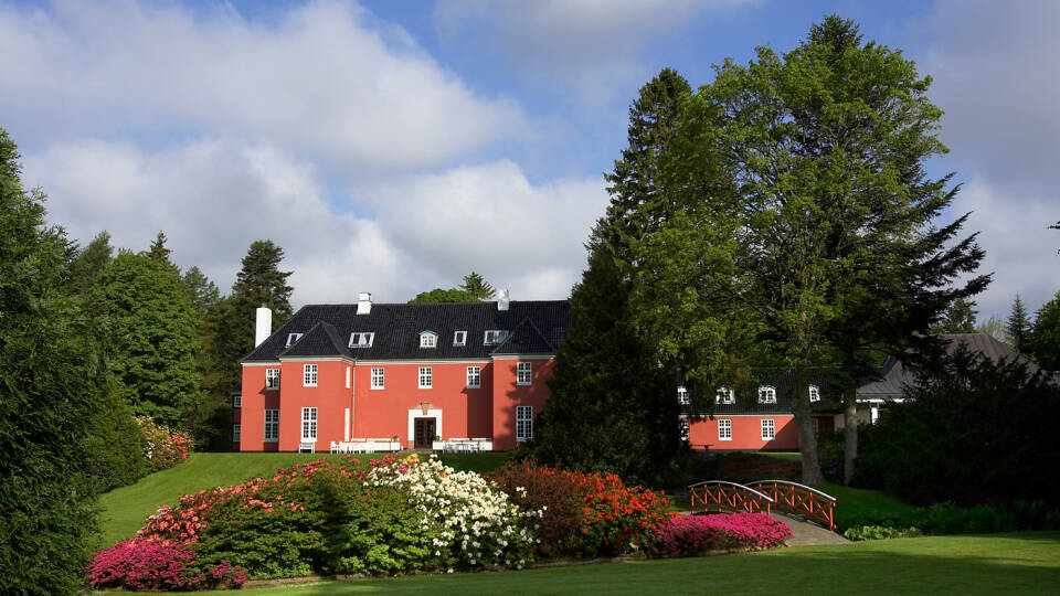 Sinatur Hotel Skarrildhus ligger i idylliske omgivelser, omgivet af en romantisk park.