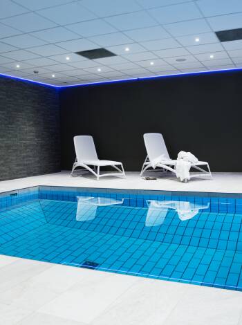 Tillbringa några timmar i poolen, bastun eller gymmet