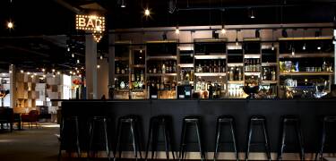 Slå jer ned i baren, og nyd en drink efter en oplevelsesrig dag.