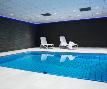 I har fri adgang til fitnessrum, indendørs pool og sauna.