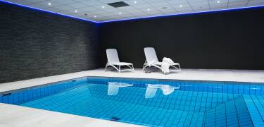 I har fri adgang til fitnessrum, indendørs pool og sauna.