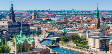Besök sevärdheterna i Köpenhamn och upptäck de finaste butikerna och restaurangerna i huvudstaden.